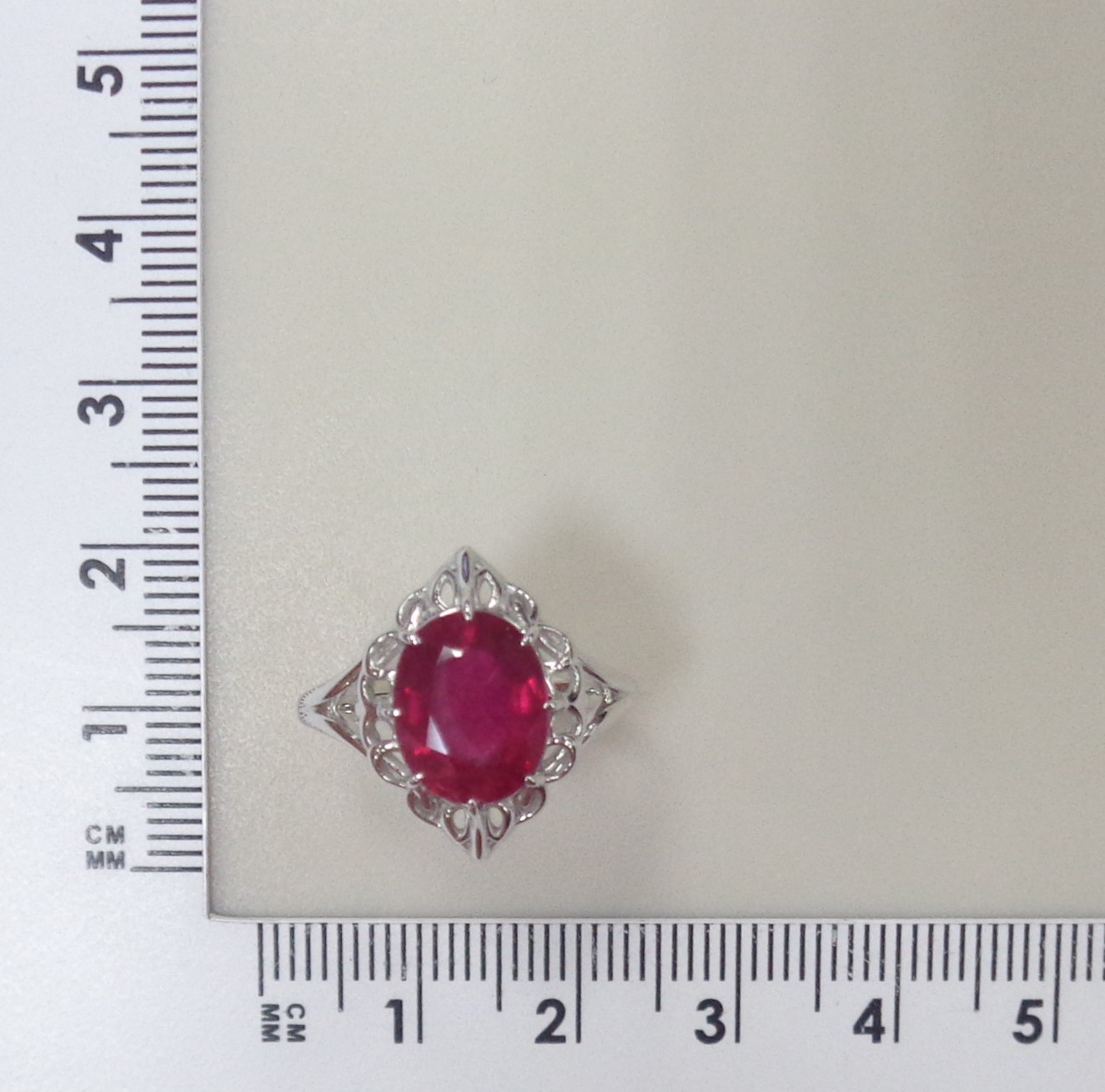 Кольцо из белого золота с рубином